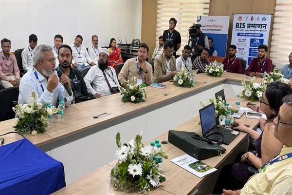 सभागार में अधिकारियों का सत्र, पीछे भारतीय मानक ब्यूरो प्रमाणन लिखा बैनर